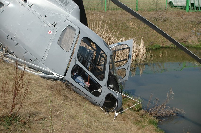 Hubschrauber abgestuerzt in Grafschaft P10.JPG